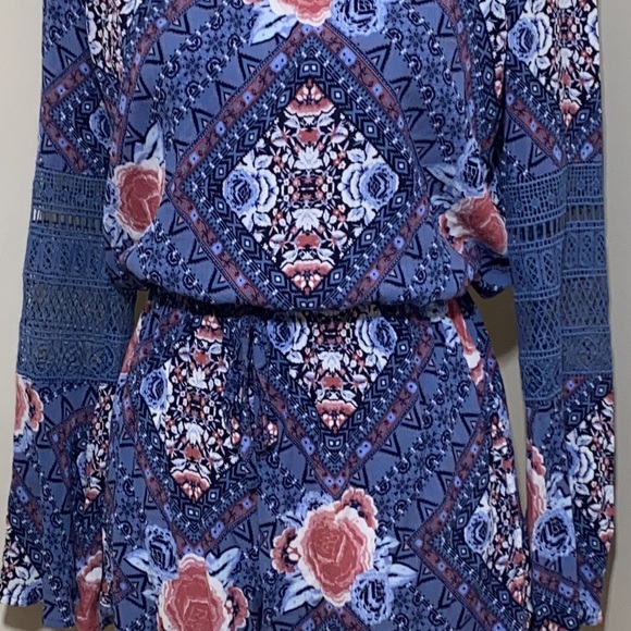 Wallflower || womans Blue Print off Shoulder Crochet Romper Sz Small - Picture 6 of 11
